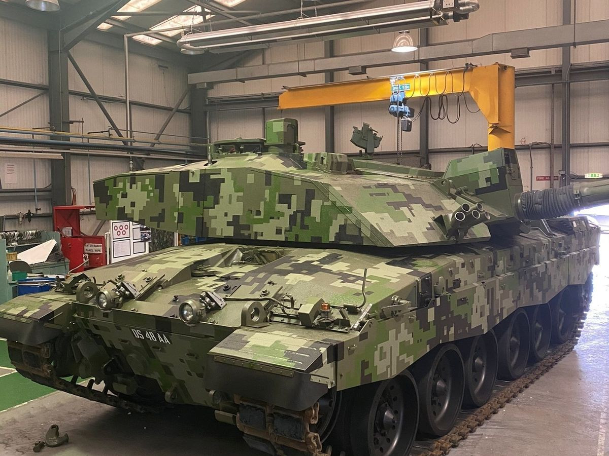 Tất nhiên, cũng có những cách tiếp cận vấn đề khác nhau. Ví dụ, các mẫu màu nguỵ trang cũ của Mỹ đã sử dụng hệ thống bốn màu có thể được điều chỉnh cho các khu rừng mùa đông hoặc đồng bằng mùa đông.