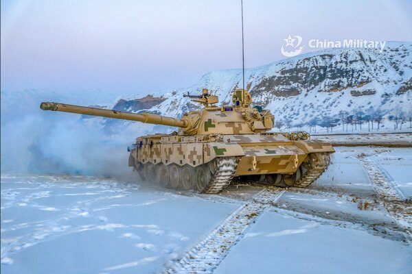 Để hỗ trợ hỏa lực ở độ cao lớn, Trung Quốc đã phát triển xe tăng hạng nhẹ Type 15 hoàn toàn mới, giúp quân đội Trung Quốc có lợi thế hơn trong lĩnh vực hoạt động này do có hỏa lực đáng kể được thiết kế phù hợp và nhỏ gọn.