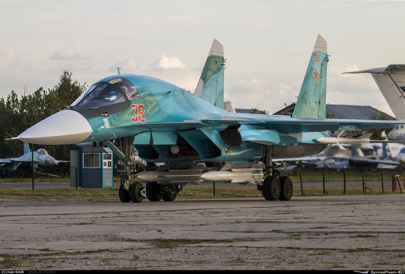 Su-34 có khả năng chiến đấu trên không ngoài vai trò chính là ném bom các mục tiêu trên bộ và hải quân. Khoang máy bay được che chắn bằng lớp giáp bổ sung, cho phép máy bay tấn công mục tiêu ở độ cao thấp như Su-25.