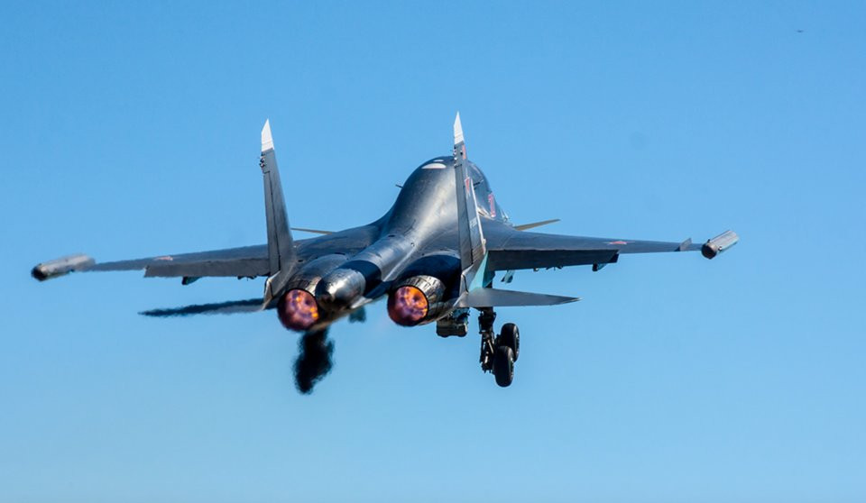 Su-34 do Sukhoi sản xuất được trang bị động cơ phản lực AL-31F, trang bị radar Sh-141 để phát hiện các mục tiêu trên mặt đất và trên không. Máy bay có hai động cơ, hai chỗ ngồi dựa trên thiết kế của máy bay chiến đấu chiếm ưu thế trên không Sukhoi Su-27.