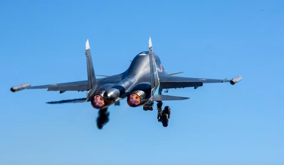 Su-34 do Sukhoi sản xuất được trang bị động cơ phản lực AL-31F, trang bị radar Sh-141 để phát hiện các mục tiêu trên mặt đất và trên không. Máy bay có hai động cơ, hai chỗ ngồi dựa trên thiết kế của máy bay chiến đấu chiếm ưu thế trên không Sukhoi Su-27.