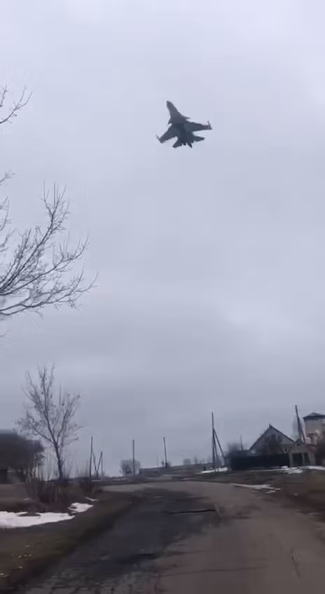 Su-34 được thiết kế theo yêu cầu của một máy bay ném bom tiền tuyến. Nó có tải trọng vũ khí lớn, buồng lái được bọc giáp vững chắc, có thể tiến hành tiếp dầu trên không và có tầm bay rất xa.