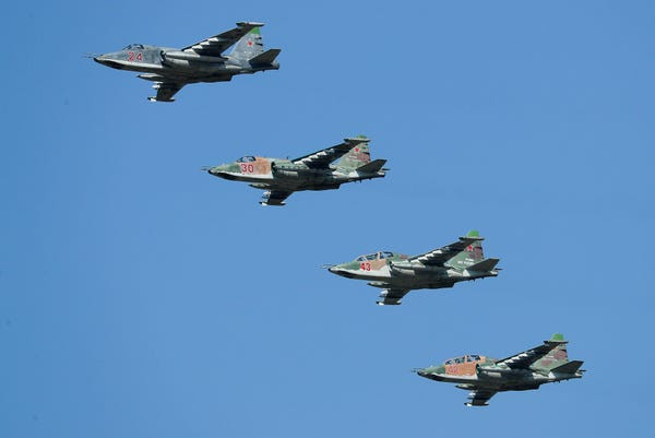 Nhiều loại máy bay chiến đấu như Su-35, Su-30SM,… máy bay vận tải như Il-76, máy bay ném bom Tu-160, Su-25, máy bay trinh sát Orlan-10,…đã tham chiến tại Ukraine ngay từ đầu cuộc chiến. Và những báo cáo mới nhất cho thấy những chiếc máy bay Su-34 “Thú mỏ vịt” đã xuất hiện trên bầu trời Ukraine.