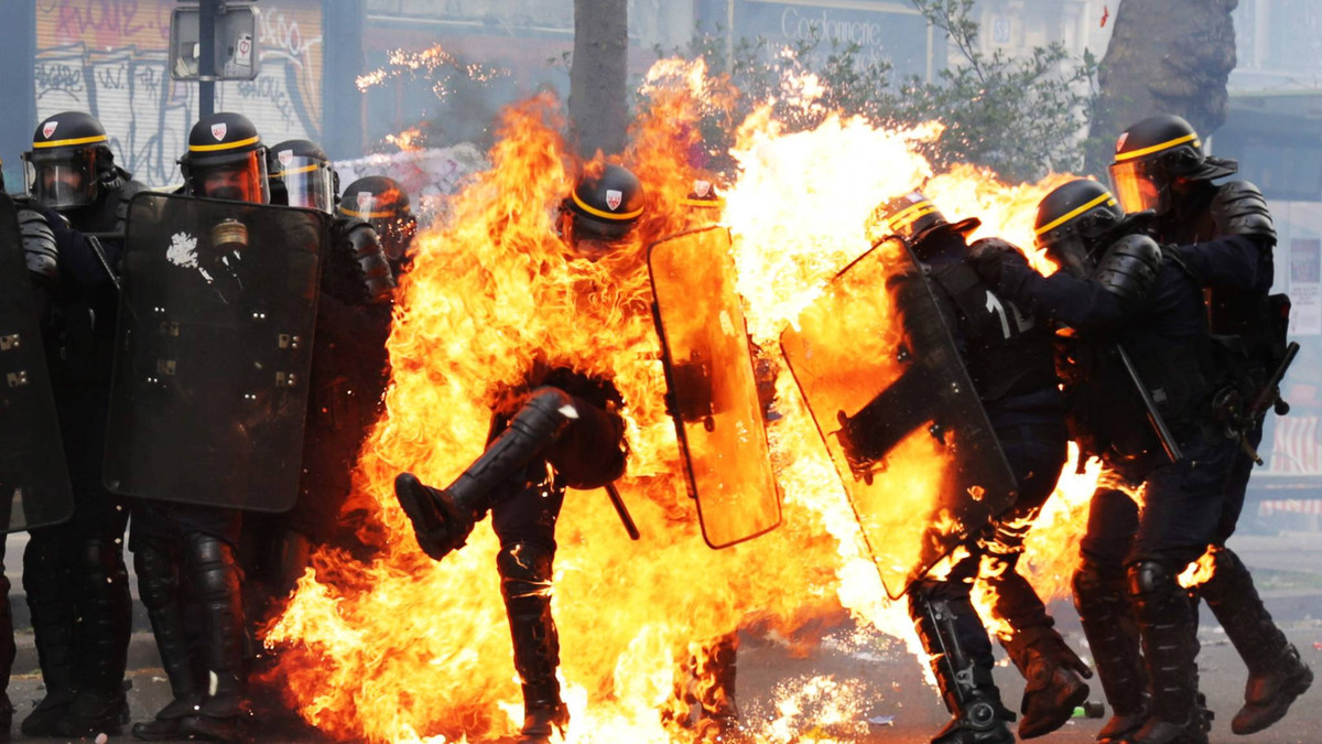 Ngoài ra, các chất có độc tính cao cũng được biết là được thêm vào nhiên liệu, để tạo ra khói ngạt hoặc khói độc khi gây ra vụ nổ, biến cocktail Molotov thành vũ khí hóa học tạm thời. Chúng bao gồm thuốc tẩy, clo, hydro xyanua, các axit mạnh khác nhau và thuốc trừ sâu.