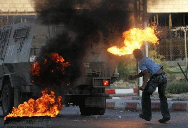 Trong điều kiện thực tế, các loại bom xăng tự chế có thể hữu ích trong việc làm hư hại các phương tiện bọc thép như loại mà Nga đang sử dụng ở Ukraine.