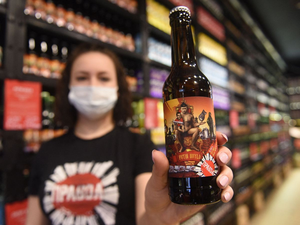 Hãng tin Reuters đã chia sẻ một đoạn video về các nỗ lực sản xuất “Molotov Cocktails” của Ukraine, với nhan đề “Một nhà máy bia của Ukraine đã chuyển từ sản xuất bia sang sản xuất bom xăng để chống lại lực lượng Nga”. Hình ảnh Tổng thống Putin bị châm biếm được dán trên các chai “Molotov Cocktails”.