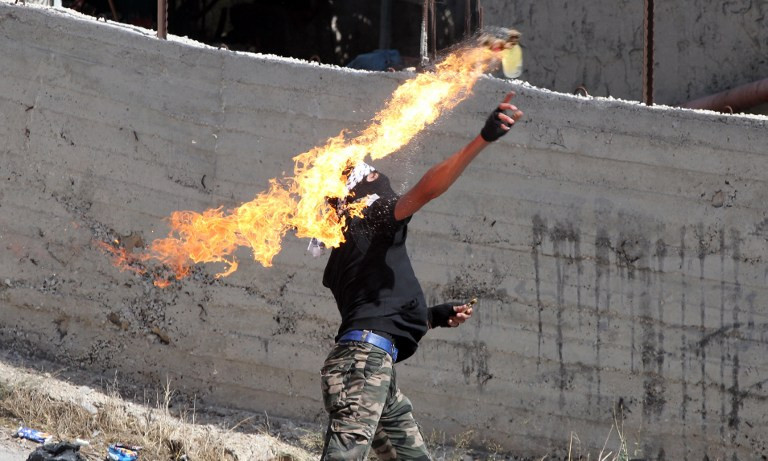 Loại vũ khí này có thiết kế đơn giản, đó là một chai thủy tinh chứa đầy xăng và được bịt bằng các vật liệu dễ cháy, khi chai thủy tinh này được đốt và bị đập vỡ trên một bề mặt cứng thì ngọn lửa sẽ lan ra nhanh chóng.