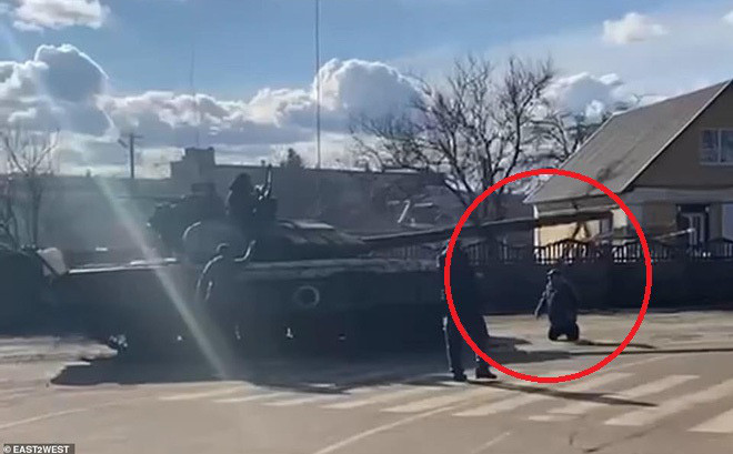 Hàng nghìn dân thường Ukraine đã tham gia lực lượng Phòng vệ Lãnh thổ tình nguyện của Ukraine và được cấp vũ khí để hỗ trợ quân đội Ukraine trong cuộc giao tranh. Những người Ukraine khác, không có vũ khí cũng đã thành lập các chốt chặn bằng con người để ngăn các đoàn xe quân sự của Nga di chuyển khắp đất nước. Nguồn ảnh: Pinterest.