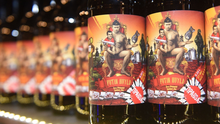 Ông Yuri Zastavny, chủ sở hữu nhà máy bia Pravda ở thành phố Lviv, miền tây Ukraine, đã cho dừng dây chuyền sản xuất bia và thay vào đó bắt đầu đổ đầy chúng bằng một loại hóa chất gây cháy để tạo ra bom, thường được gọi là “Molotov Cocktails”.