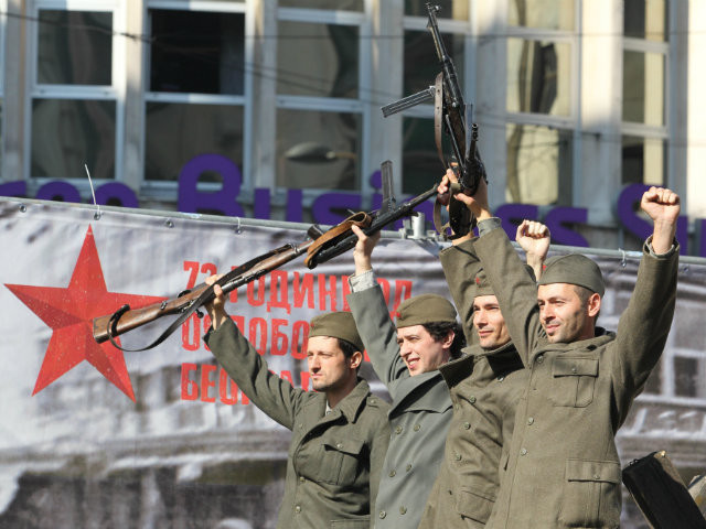 So với Ukraine, Serbia ở vào tình thế khó khăn hơn, nhưng nước này vẫn duy trì được đà phát triển tốt khi không gia nhập NATO và EU. Điều này cho thấy đầy đủ rằng gia nhập NATO không phải là lựa chọn duy nhất và điều quan trọng hơn là phải nhìn nhận tình hình hơn là tìm kiếm nơi ẩn náu từ phương Tây. Nguồn ảnh: RBTH.