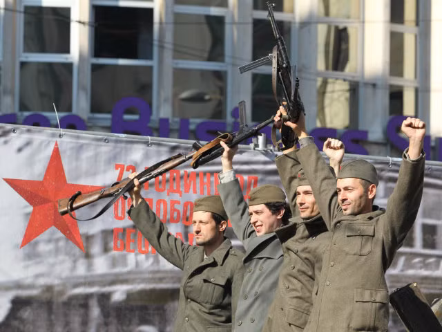 So với Ukraine, Serbia ở vào tình thế khó khăn hơn, nhưng nước này vẫn duy trì được đà phát triển tốt khi không gia nhập NATO và EU. Điều này cho thấy đầy đủ rằng gia nhập NATO không phải là lựa chọn duy nhất và điều quan trọng hơn là phải nhìn nhận tình hình hơn là tìm kiếm nơi ẩn náu từ phương Tây. Nguồn ảnh: RBTH.