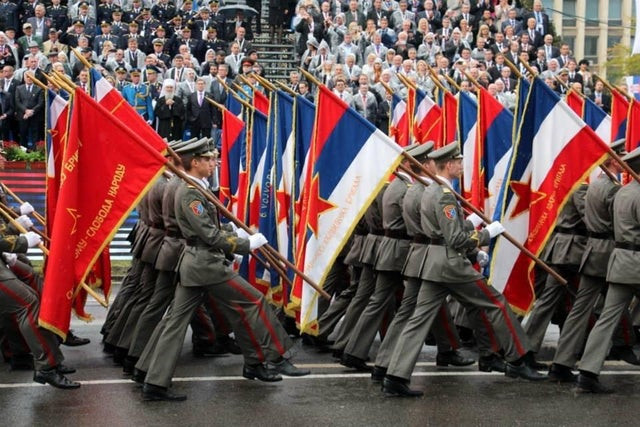 Trước đó, Mỹ, Anh và các quốc gia đồng minh khác đã khởi xướng ủng hộ nền độc lập của Kosovo (một vùng đất thuộc Serbia nhưng đã ly khai). Nhằm bảo vệ chủ quyền và toàn vẹn lãnh thổ quốc gia, Serbia cũng không chịu thỏa hiệp và từ chối trở thành thành viên của NATO.