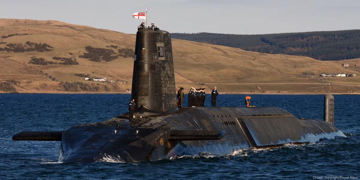 4 tàu ngầm lớp Dreadnought có tên lần lượt là HMS Dreadnought, HMS Valiant, HMS Warspite và HMS King George VI tích hợp tên lửa Trident D5 đang được chế tạo để thay thế đội tàu lớp Vanguard được đưa vào phục vụ từ những năm 1990.