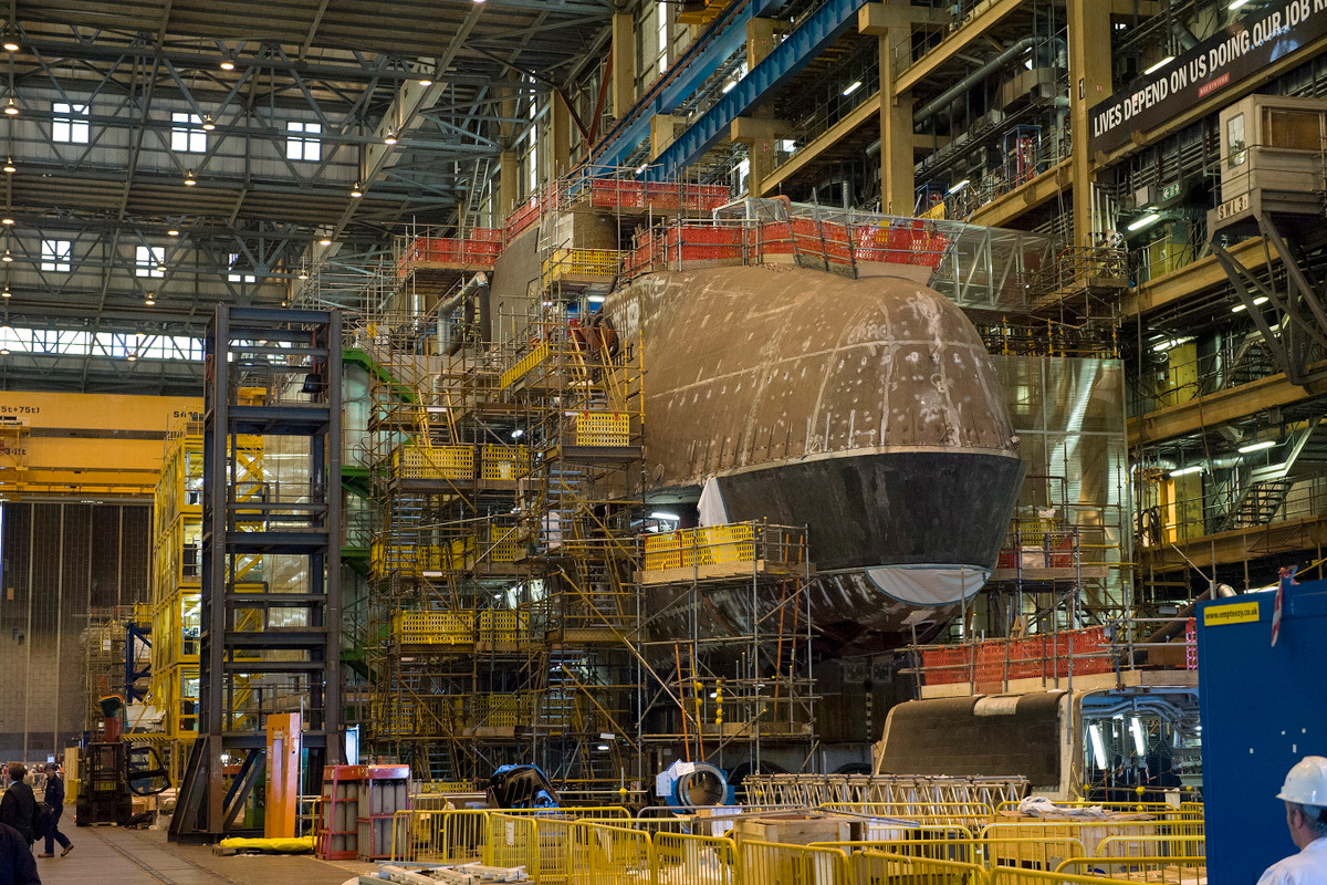 Lớp Astute thế hệ hiện tại có lớp phủ chống dội âm được thiết kế bên trong, phù hợp hơn và hiệu suất cao hơn so với việc thêm gạch sau khi nó được chế tạo. Một số loại gạch được gắn trên thân tàu, đôi khi thành từng lớp, để giảm cường độ phản xạ sóng siêu âm.