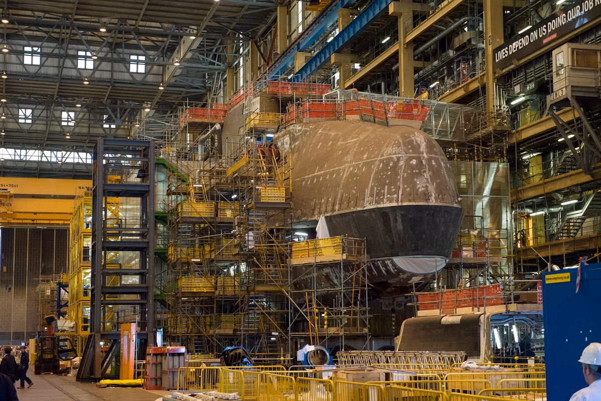 Lớp Astute thế hệ hiện tại có lớp phủ chống dội âm được thiết kế bên trong, phù hợp hơn và hiệu suất cao hơn so với việc thêm gạch sau khi nó được chế tạo. Một số loại gạch được gắn trên thân tàu, đôi khi thành từng lớp, để giảm cường độ phản xạ sóng siêu âm.