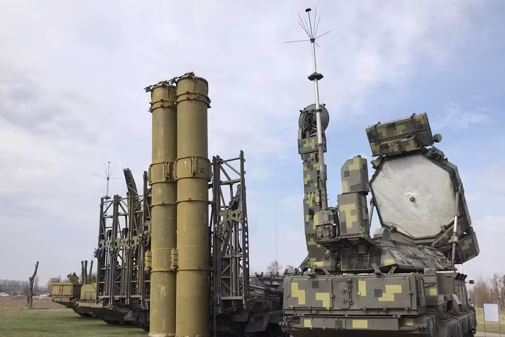 Quân đội Nga được huấn luyện để chống lại các hệ thống phòng không hiện đại do các nước phát triển triển khai và bản thân Nga cũng được trang bị những hệ thống phòng không hàng đầu thế giới. Vì vậy việc giải quyết mạng lưới phòng không tương đối nhỏ và phần lớn đã lỗi thời của Ukraine trong vòng vài giờ ngắn ngủi là điều hiển nhiên.