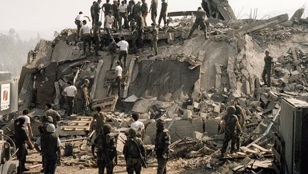 Năm 1983 mở ra một loạt vụ đánh bom liều chết khiến nhiều nước chấn động, khởi đầu là vụ tấn công nhằm vào đại sứ quán Mỹ ở Beirut khiến 63 người thiệt mạng.