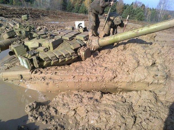 Khi mùa xuân đến, khí hậu chủ yếu ở Ukraine là mưa tuyết, mặt đất rất nhiều bùn và lầy lội ở khắp mọi nơi, điều này làm cho các phương tiện bọc thép hạng nặng của quân đội Nga vốn đã di chuyển khó khăn sẽ càng tồi tệ hơn.