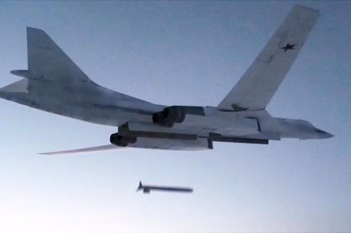 Về tên lửa tấn công chính xác, tên lửa chính xác tầm xa được sử dụng ở Ukraine sẽ có giá hàng triệu USD, còn tên lửa chính xác tầm ngắn sẽ có giá hàng trăm nghìn USD. Những chiếc máy bay tối tân đang được Nga sử dụng cũng có giá lên tới trăm triệu USD.