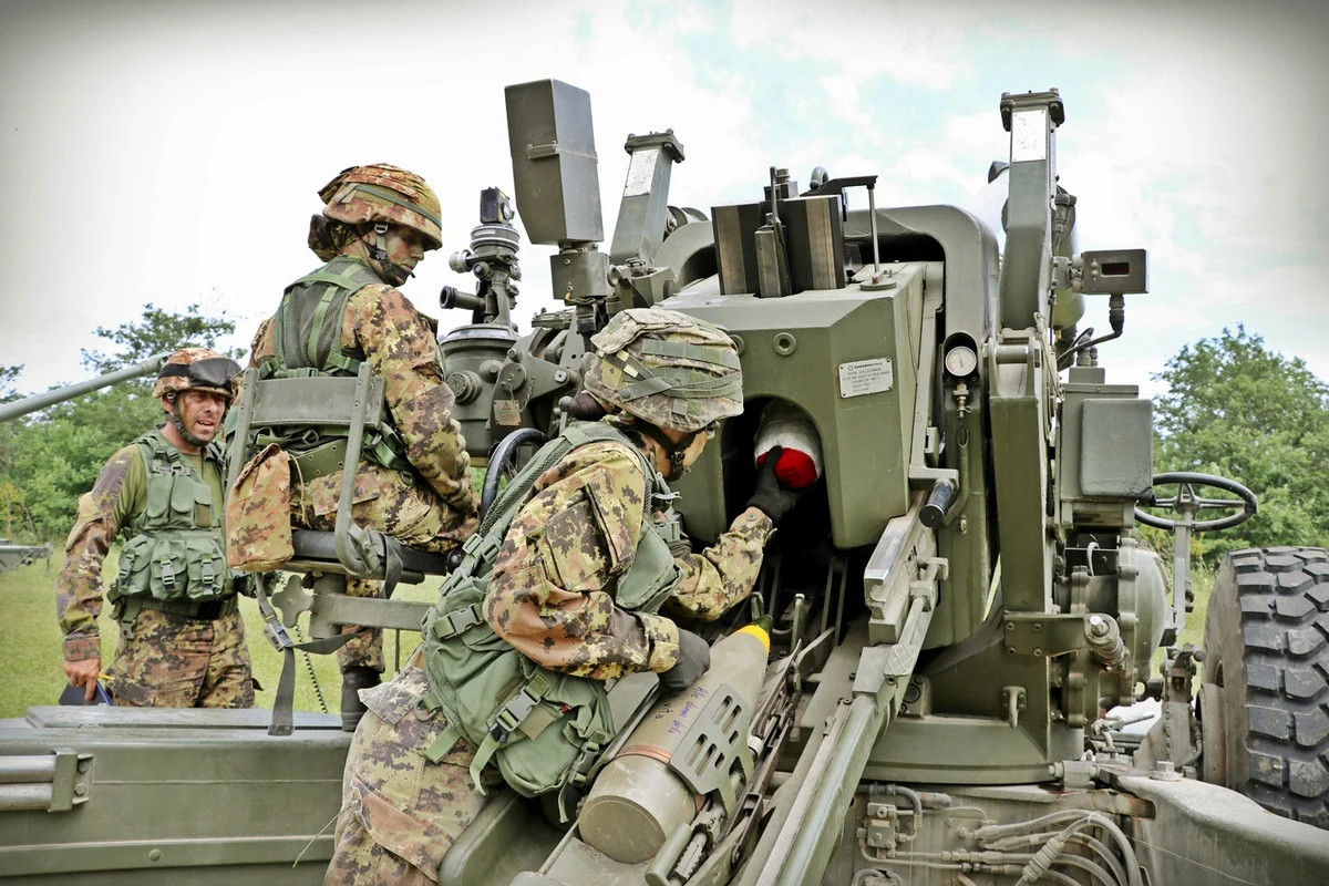 Lựu pháo FH70 của Ý thường xuyên bị hỏng thiết bị khóa nòng và để cân bằng cấu trúc, áp suất nitơ được lấp đầy là không đủ. Ngoài ra, "Caesar" của Pháp, ngay cả phần mềm ngắm bắn cũng thường xuyên gặp vấn đề lỗi tính toán.