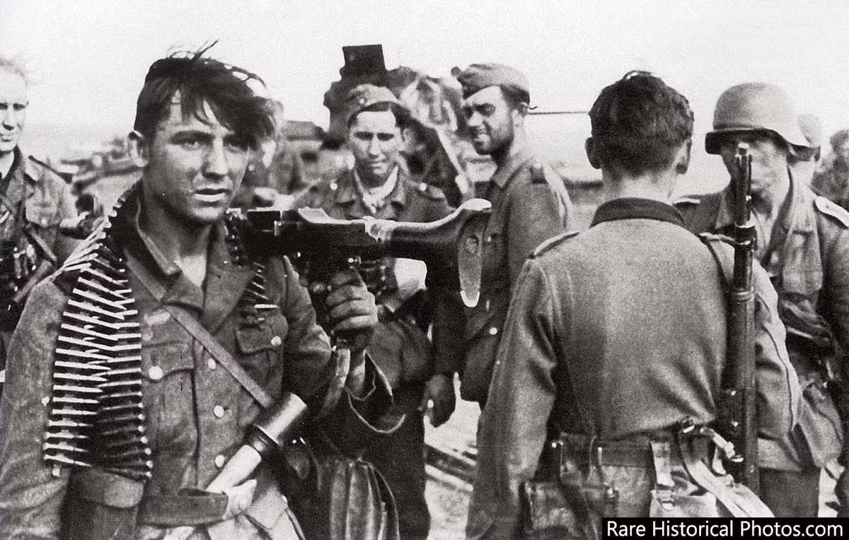 Lúc này, Manstein đề nghị Hitler và Paulus cho Tập đoàn quân số 6 đang bị vây hãm mở một con đường máu từ trong đánh ra để phối hợp với quân giải cứu nhưng Hitler đã thẳng thừng từ chối và ra lệnh cho Tập đoàn quân số 6 này phải trụ lại trong thành phố.