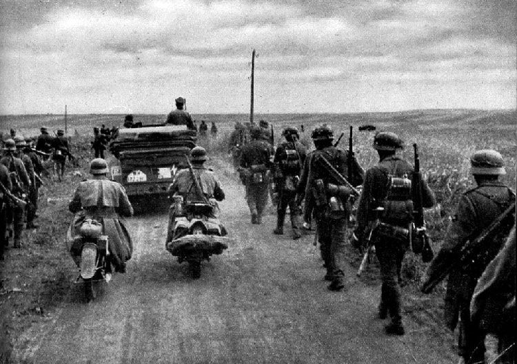 Trong chiến dịch chiếm bán đảo Krym và thành phố cảng Sevastopol chiến lược của Liên Xô, quân của Manstein đã bao vây Sevastopol dữ dội và đánh thiệt hại nặng nề quân Liên Xô ở đây với hàng trăm nghìn quân Liên Xô bị thương vong, cùng hàng ngàn vũ khí, đại bác, xe tăng bị phá hủy và tịch thu.