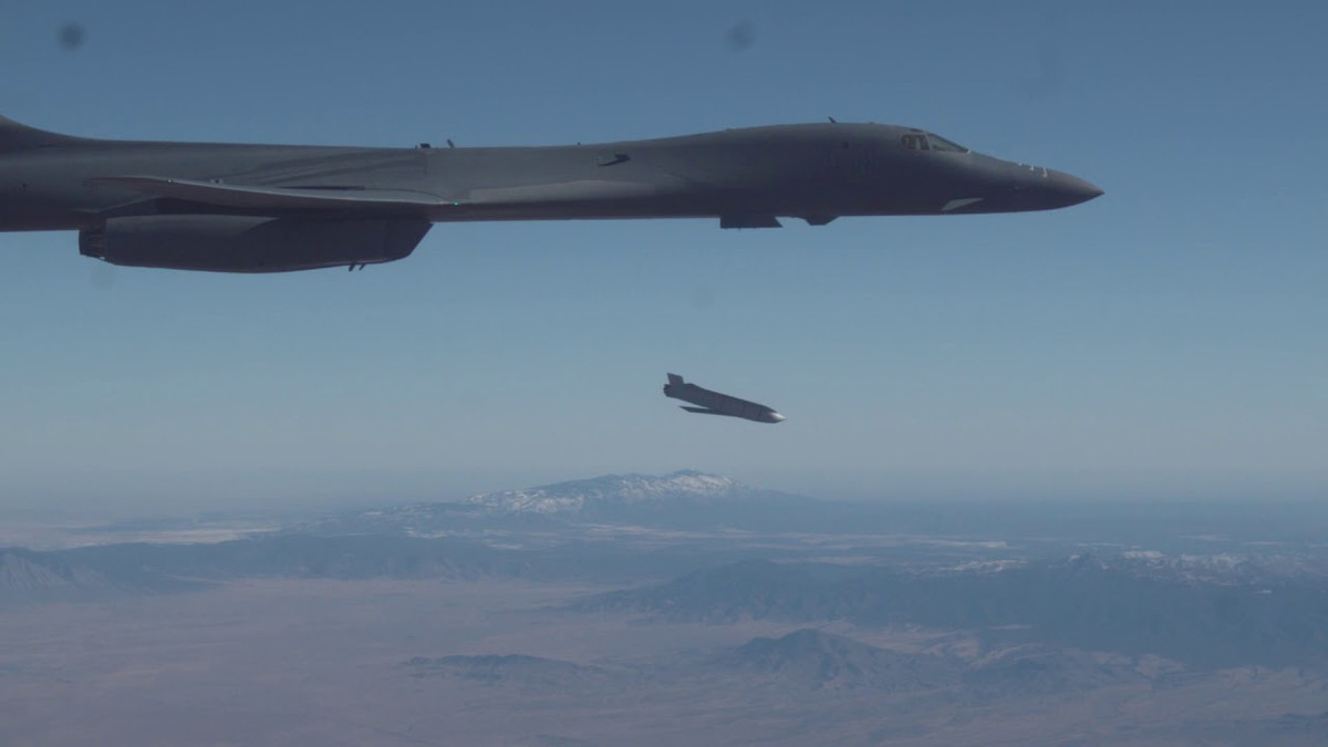 Trong năm 2021, chuyến bay đầu tiên thử nghiệm tăng cường của ARRW đã diễn ra vào tháng 4/2021 tại Dãy biển Point Mugu, ngoài khơi Nam California nhưng đã không phóng thành công, đây là lần kiểm tra thứ tám đối với ARRW.