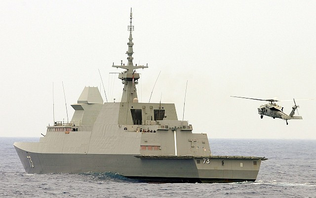 Các khinh hạm này được trang bị trực thăng hải quân Sikorsky S-70B, một phiên bản quốc tế dẫn xuất từ Sikorsky SH-60B Seahawk của Hải quân Mỹ. Mỗi máy bay trực thăng hải quân này đều được trang bị radar theo dõi và giám sát hàng hải.