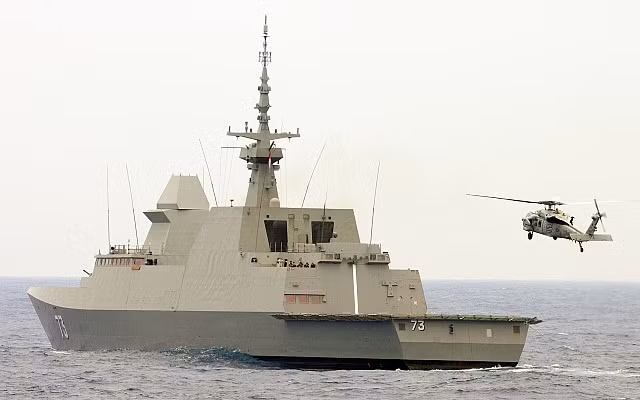 Các khinh hạm này được trang bị trực thăng hải quân Sikorsky S-70B, một phiên bản quốc tế dẫn xuất từ Sikorsky SH-60B Seahawk của Hải quân Mỹ. Mỗi máy bay trực thăng hải quân này đều được trang bị radar theo dõi và giám sát hàng hải.