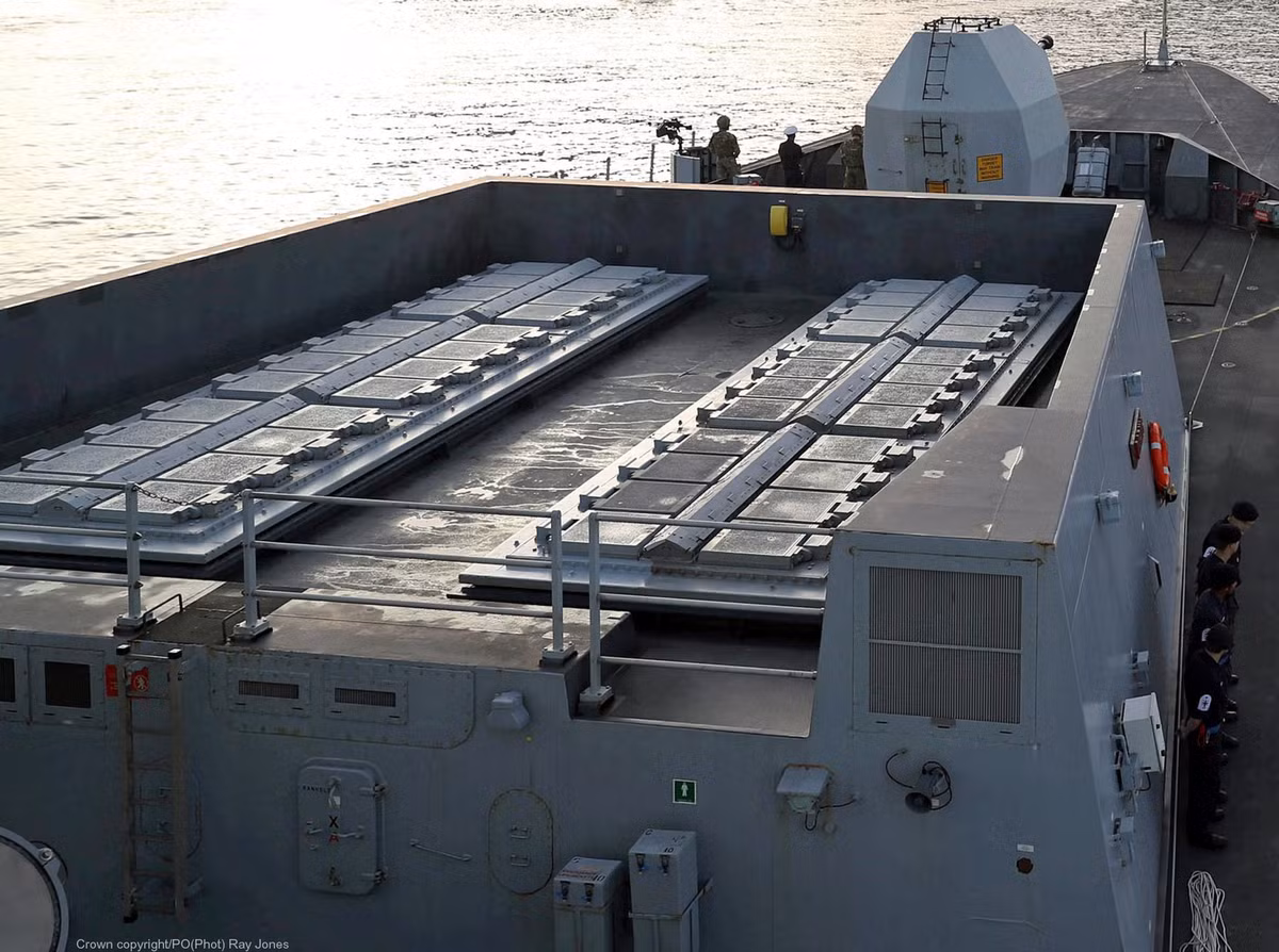 Formidable cũng được trang bị 32 ống phóng thẳng đứng VLS Sylver sử dụng tên lửa đánh chặn Aster-15 tầm bắn tối đa 30 km hoặc Aster-30 tầm bắn tối đa 120 km.