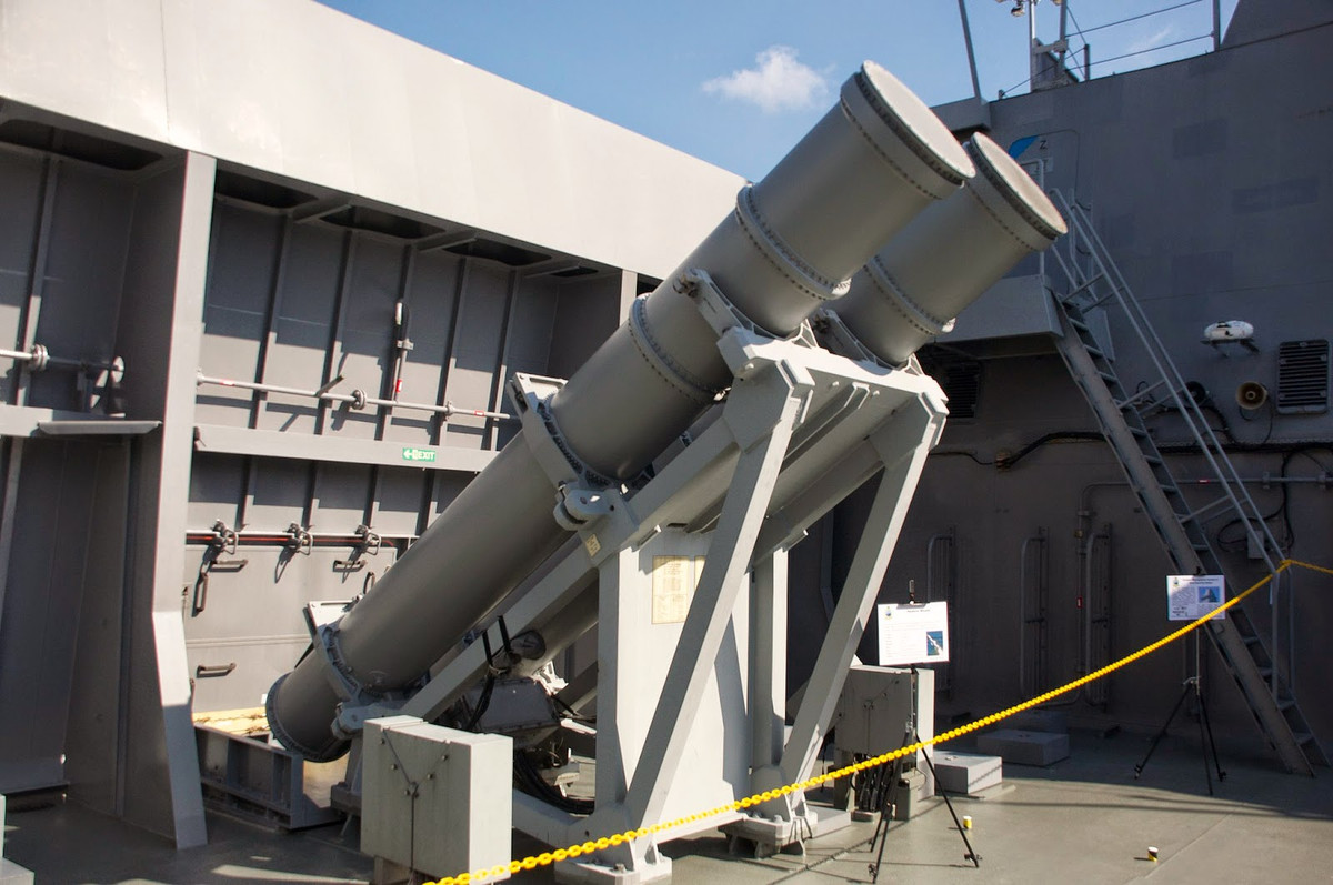 Vũ khí phụ gồm 2 trạm vũ khí điều khiển từ xa Typhoon cỡ nòng 25 mm, 4 súng máy hạng nặng 12,7 mm. 2 cụm phóng ngư lôi hạng nhẹ 324 mm để đối phó với tàu ngầm đối phương.