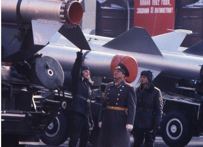 Cả ở Liên Xô và Mỹ đều hiểu được nhu cầu chế tạo vũ khí sử dụng siêu âm thanh. Và kể từ nửa sau của thế kỷ trước, cả cường quốc quân sự này đã bắt đầu ráo riết tìm cách chế tạo máy bay có khả năng bay với tốc độ siêu thanh.