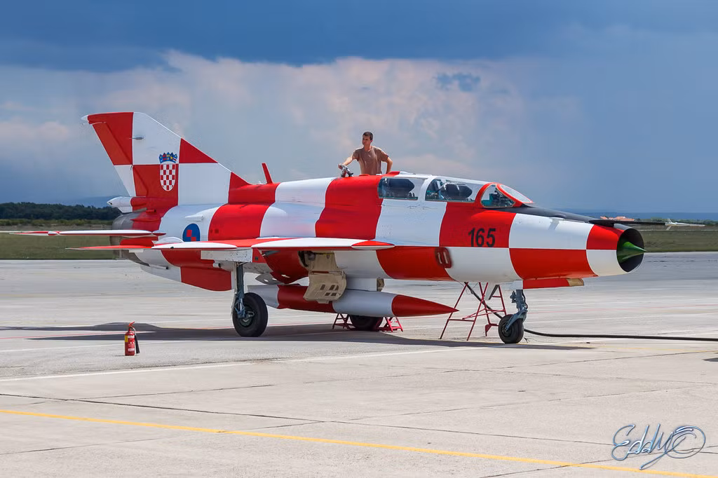 Những chiếc MiG-21 đang được sử dụng ngày nay có nhiều điểm khác biệt so với phiên bản 1959. Được trang bị nhiều vũ khí hiện đại và tinh vi hơn, chẳng hạn như tên lửa R-60 AAM, Magic-2 và Python. Nâng cấp thiết bị điện tử cải thiện radar và thông tin liên lạc, khiến MiG-21 vẫn rất đáng sợ khi đối đầu với các máy bay hiện đại.