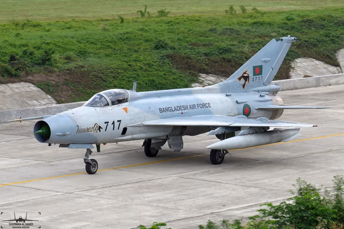 Nhiều mẫu máy bay J-7 và MiG-21 vẫn còn được phục vụ trong một thời gian khá dài. Bangladesh đã mua hàng chục chiếc J-7 cuối cùng vào năm 2013 và sẽ tiếp tục sử dụng chiếc máy bay này trong thời gian dài.