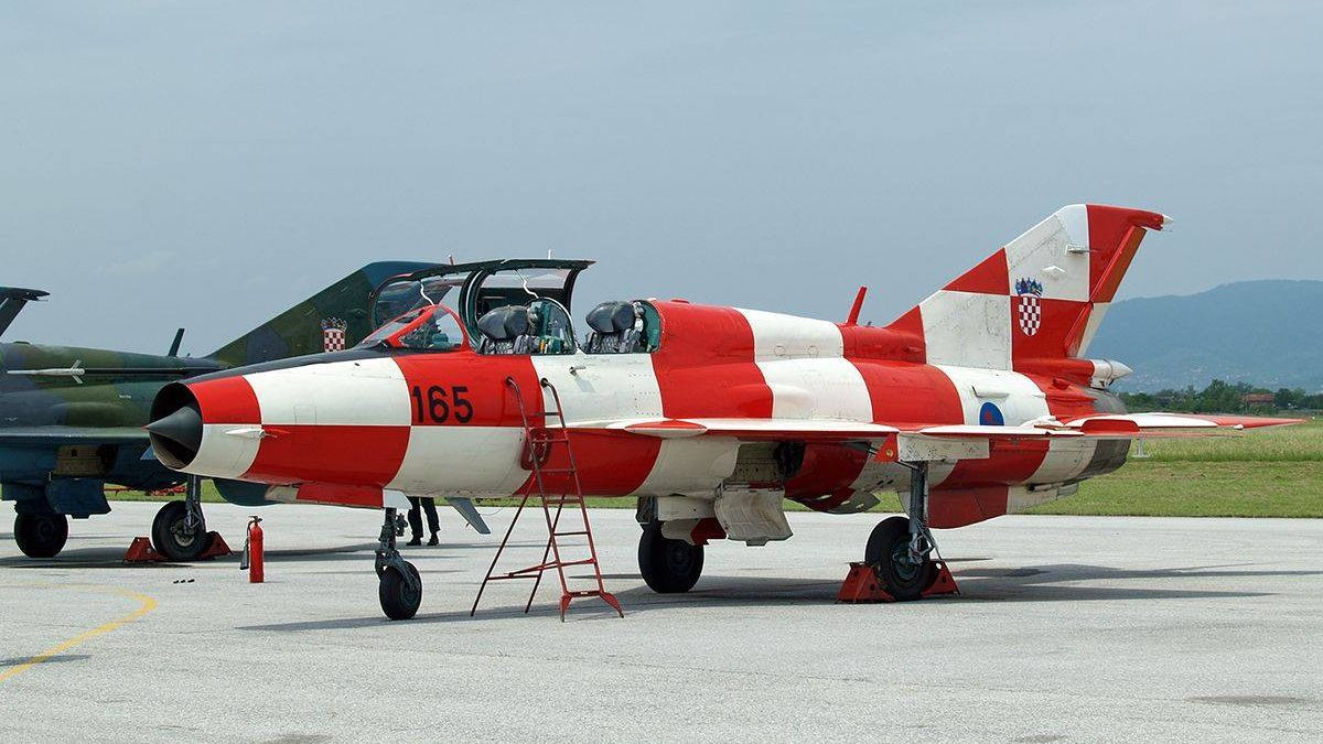 Dòng máy bay này đã phục vụ trong lực lượng không quân khoảng 40 nước trên thế giới kể từ năm 1960. Trung Quốc, Nga và Ukraine vẫn tiến hành bảo dưỡng và nâng cấp các máy bay hiện có. Hiện nay, MiG-21 vẫn đang còn trong biên chế lực lượng không quân 18 nước trên thế giới, trong đó có hai thành viên NATO là Romania và Croatia.