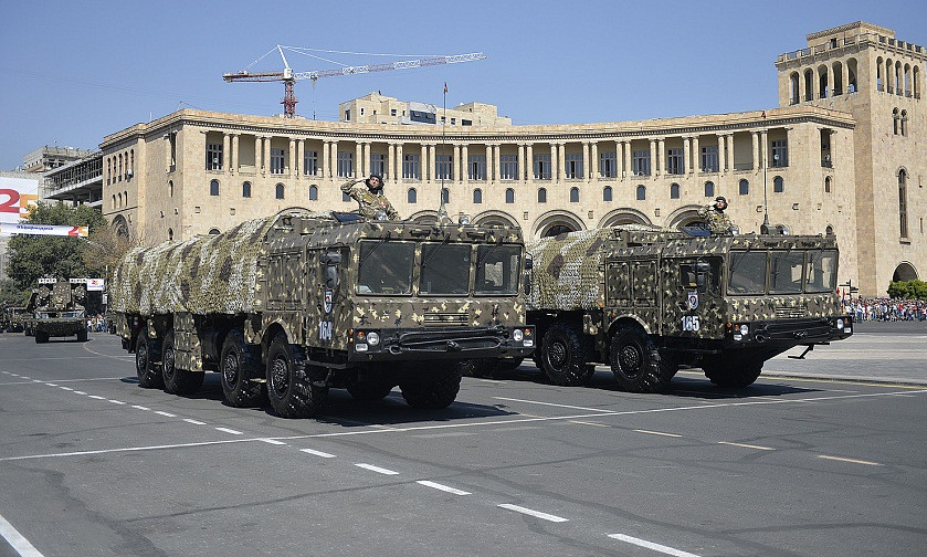 Năm 2016, Armenia trở thành quốc gia mua Iskander-E đầu tiên và diễu hành với loại vũ khí này vào cuối năm đó. Algeria sau đó đã mua 4 trung đoàn Iskander-E tổng cộng 48 chiếc TEL và 120 xe hỗ trợ vào năm 2017.