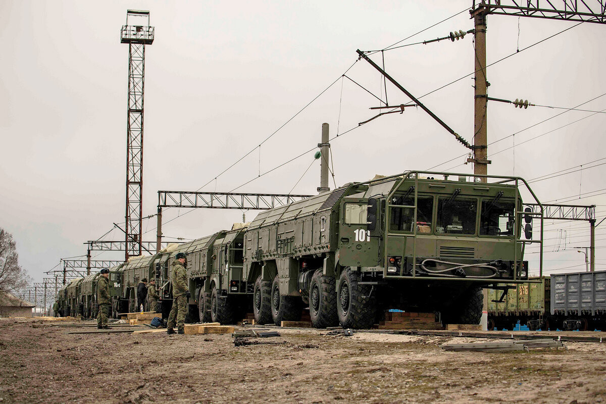 Từ năm 2009, Nga liên tục đe dọa triển khai tên lửa Iskander-M để đáp trả các hoạt động triển khai phòng thủ tên lửa của Mỹ trong khu vực và Nga đã triển khai Iskander-M vĩnh viễn ở Kaliningrad kể từ năm 2018. Trong bối cảnh gia tăng căng thẳng với Ukraine hiện nay, Nga cũng đã triển khai các tổ hợp Iskander như một biện pháp răn đe mang tính chiến lược.