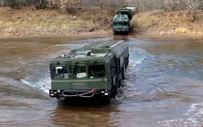 Xe cũng có khả năng lội nước và có thể di chuyển với tốc độ lên đến 70 km/h trong 1.100 km. Mỗi TEL có khả năng hoạt động độc lập. Các phương tiện nạp đạn, mỗi xe chở hai tên lửa và một cần cẩu, cho phép kéo dài các hoạt động chiến trường.