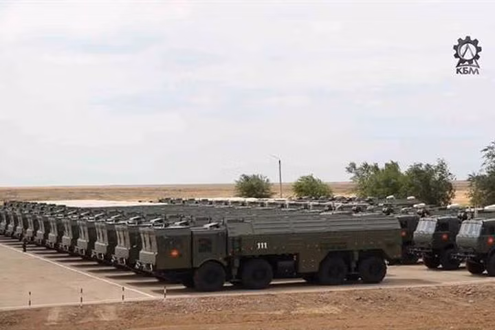 Nga lần đầu tiên cho ra mắt Iskander-E để bán vào năm 1999. Đến năm 2005, có thông tin cho rằng Các Tiểu vương quốc Ả Rập Thống nhất, Syria và Iran đã thảo luận về việc mua bán tiềm năng, một tuyên bố mà các quan chức Nga sau đó bác bỏ.