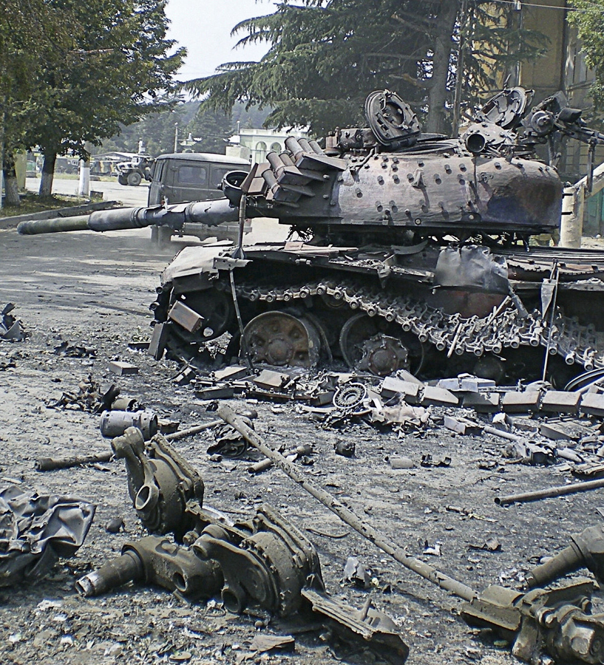 Sức mạnh của Iskander đã được kiểm chứng trong cuộc chiến tranh ngắn ngày với Gruzia năm 2008, khi một tên lửa Iskander đã đánh trúng một tiểu đoàn xe tăng Gruzia ở Gori, phá hủy một lúc 28 xe tăng.