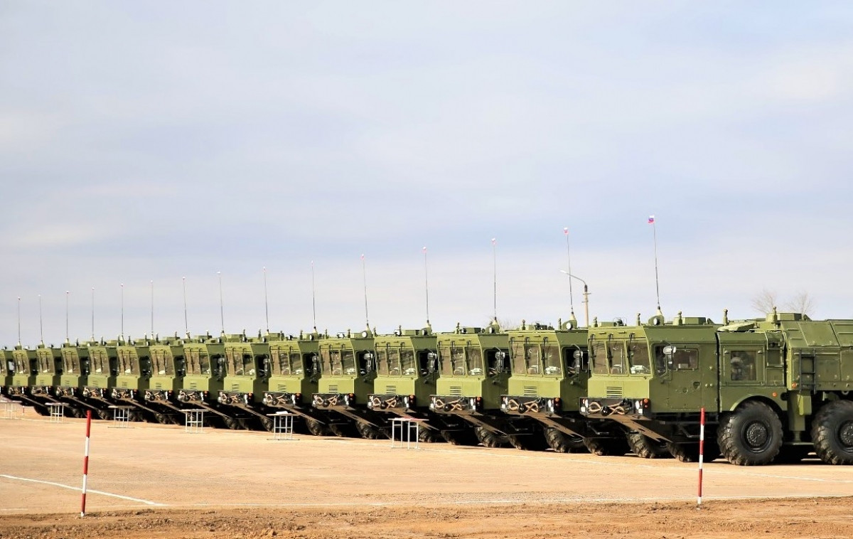 Nga hiện đang vận hành 11 lữ đoàn chiến đấu của hệ thống Iskander-M tính đến năm 2019. Lữ đoàn Iskander tiêu chuẩn bao gồm 12 chiếc TEL và các phương tiện hỗ trợ đi kèm của chúng. Điện Kremlin có kế hoạch mở rộng các lữ đoàn Iskander của mình từ 12 lên 16 bệ phóng mỗi lữ đoàn.