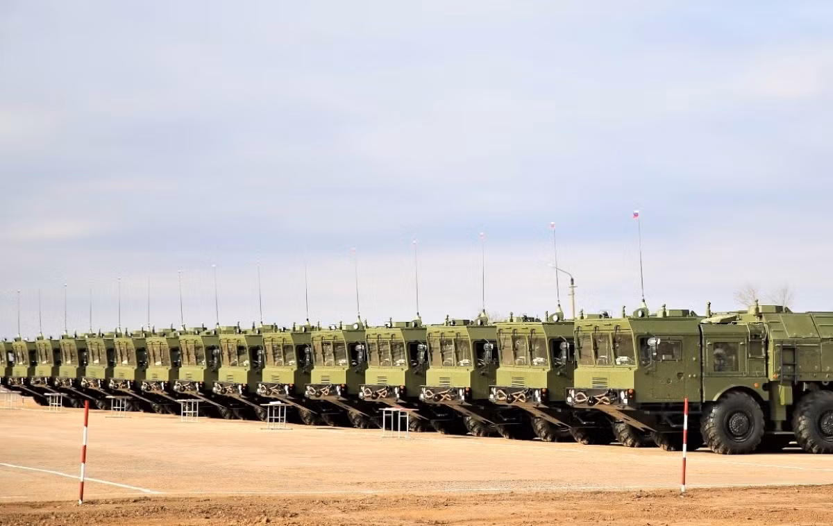 Nga hiện đang vận hành 11 lữ đoàn chiến đấu của hệ thống Iskander-M tính đến năm 2019. Lữ đoàn Iskander tiêu chuẩn bao gồm 12 chiếc TEL và các phương tiện hỗ trợ đi kèm của chúng. Điện Kremlin có kế hoạch mở rộng các lữ đoàn Iskander của mình từ 12 lên 16 bệ phóng mỗi lữ đoàn.