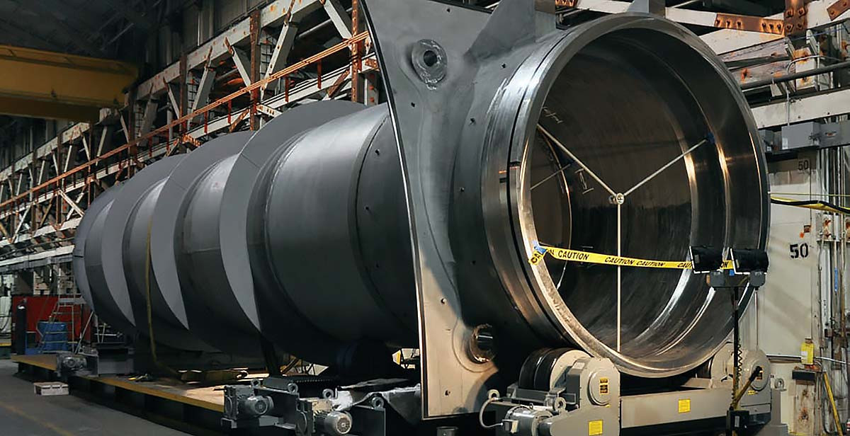 Trong nhiều năm, một trong những trọng tâm chính để làm cho tàu ngầm có khả năng tàng hình hiệu quả hơn là làm cho động cơ hoạt động êm hơn. Các tàu ngầm của Hải quân Hoàng gia Anh đã được coi là rất yên tĩnh về khía cạnh này.