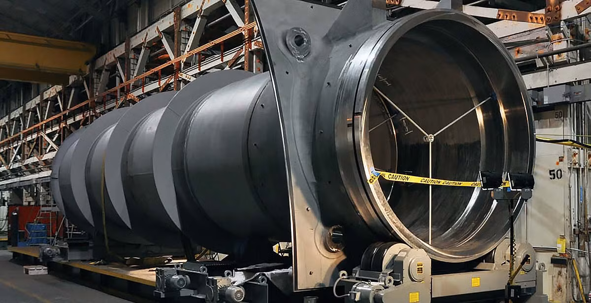 Trong nhiều năm, một trong những trọng tâm chính để làm cho tàu ngầm có khả năng tàng hình hiệu quả hơn là làm cho động cơ hoạt động êm hơn. Các tàu ngầm của Hải quân Hoàng gia Anh đã được coi là rất yên tĩnh về khía cạnh này.