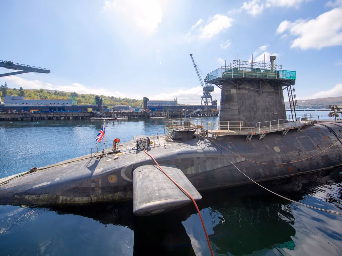 Hệ thống sonar 2076 đã có mặt trên các tàu ngầm lớp Astute và là một trong những hệ thống sonar tàu ngầm tốt nhất trên thế giới. Nó sẽ được phát triển và điều chỉnh cho Dreadnought, bao gồm một bộ vi xử lý và cảm biến dưới nước (sonar cánh cung chủ động/thụ động, mảng kéo, điều khiển hỏa lực, môi trường và tránh chướng ngại vật).