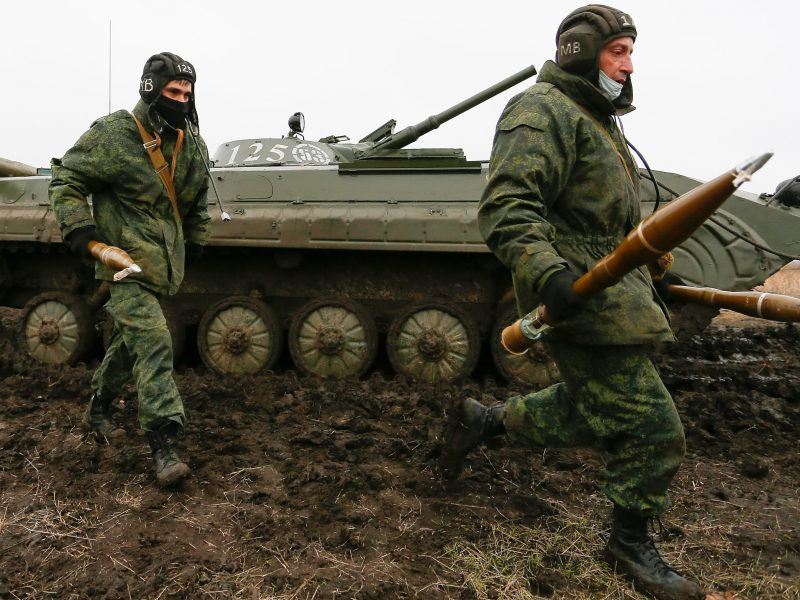 Nhà phân tích Chris Weafer cho biết động thái của Nga có thể gây rủi ro cho sự đồng thuận trong nước dành cho Tổng thống Putin. “Những gì ông Putin đã làm không chỉ mạo hiểm về mặt địa chính trị và phản ứng của phương Tây, mà còn về mặt chính trị trong nước”.