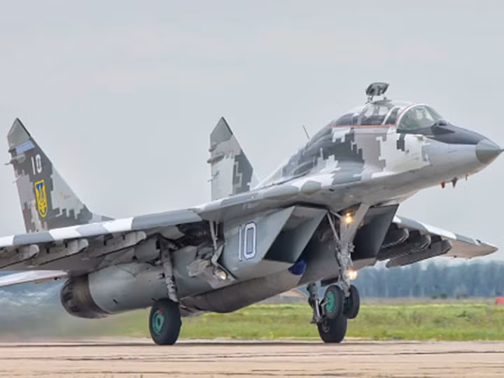 Mỗi chiếc MiG-29 chỉ mang tối đa 6 tên lửa không đối không và để vô hiệu hóa 6 kẻ thù thì một máy bay chiến đấu có thể sẽ phải xuất kích nhiều lần. Tuy nhiên chiếc MiG-29 xuất hiện trên video bay qua thủ đô Ukraine được cho là “Bóng ma của Kiev”, đáng chú ý là không mang theo tên lửa.