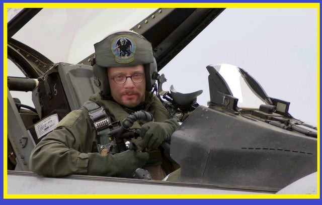 Tuy nhiên bức ảnh đó đã được Bộ Quốc phòng Ukraine đăng cách đây gần ba năm. Phi công trong ảnh đang thực hiện chuyến bay thử nghiệm với chiếc mũ bảo hiểm mới. Vì vậy, ngay cả thực tế người trong ảnh đúng là phi công bí ẩn, thì bức ảnh vẫn là một bức ảnh cũ.