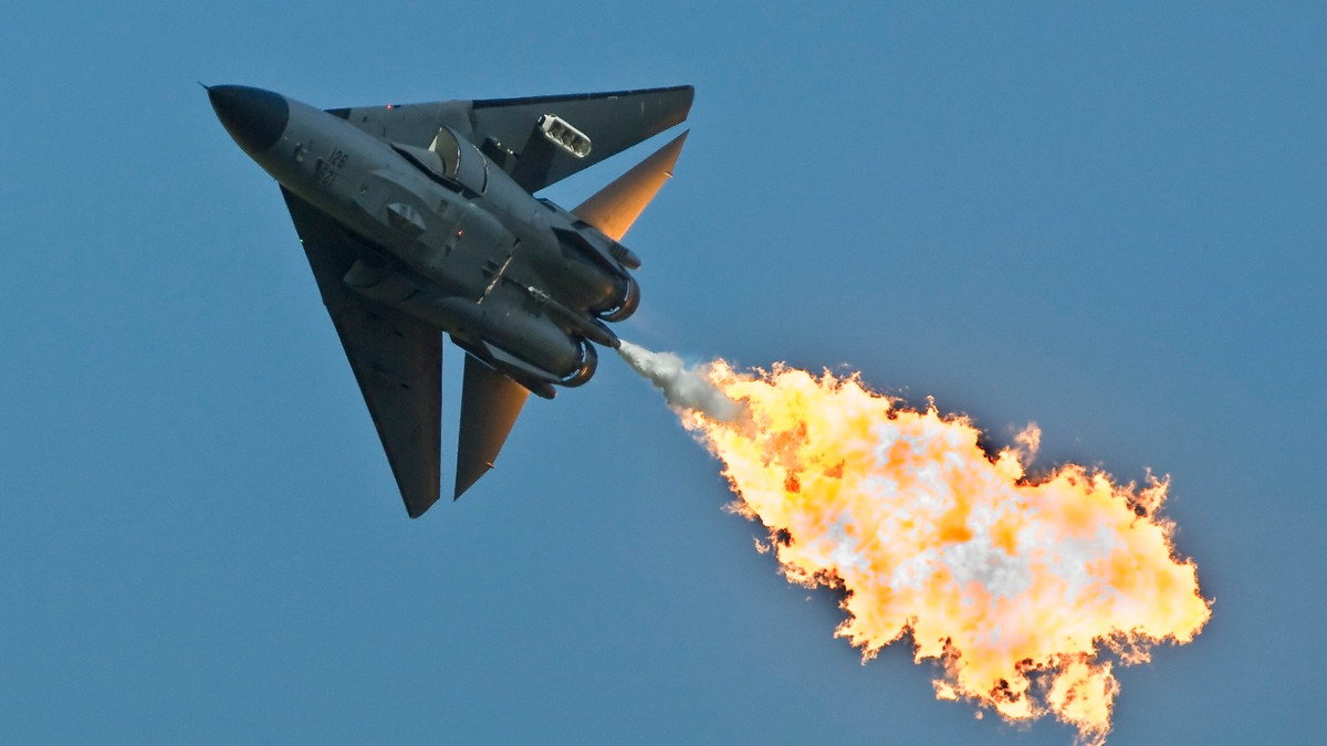 F-111 được trang bị 2 động cơ phản lực cánh quạt đốt sau Pratt &amp; Whitney TF30-P-100, tạo ra lực đẩy khô 80 kN cho mỗi bên và lên đến 112 kN với bộ đốt sau. F-111 có trọng lượng rỗng 21,4 tấn, trong khi trọng lượng cất cánh tối đa lên tới 45,3 tấn.