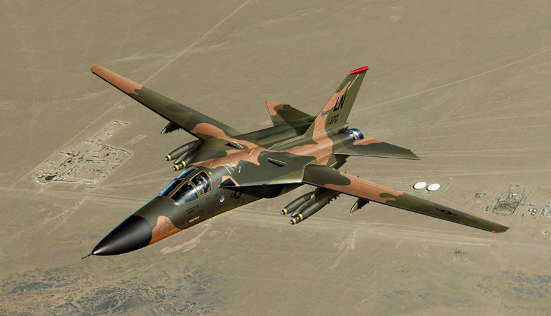 Khung máy bay được tạo thành phần lớn từ hợp kim nhôm với thép, titan và các vật liệu khác, thân máy bay được làm bằng cấu trúc bán liền khối với các tấm cứng và tấm cấu trúc tổ ong. Ống xả bao gồm một vây đuôi dọc duy nhất, với hai mặt phẳng nằm ngang được đặt ở hai bên của ống xả động cơ.